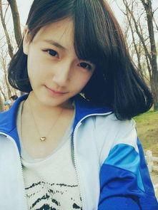 高晴最近去酒吧的照片,光影交错中的时尚风采