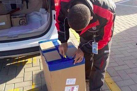 顺丰快递员图片,穿梭城市间的快递使者